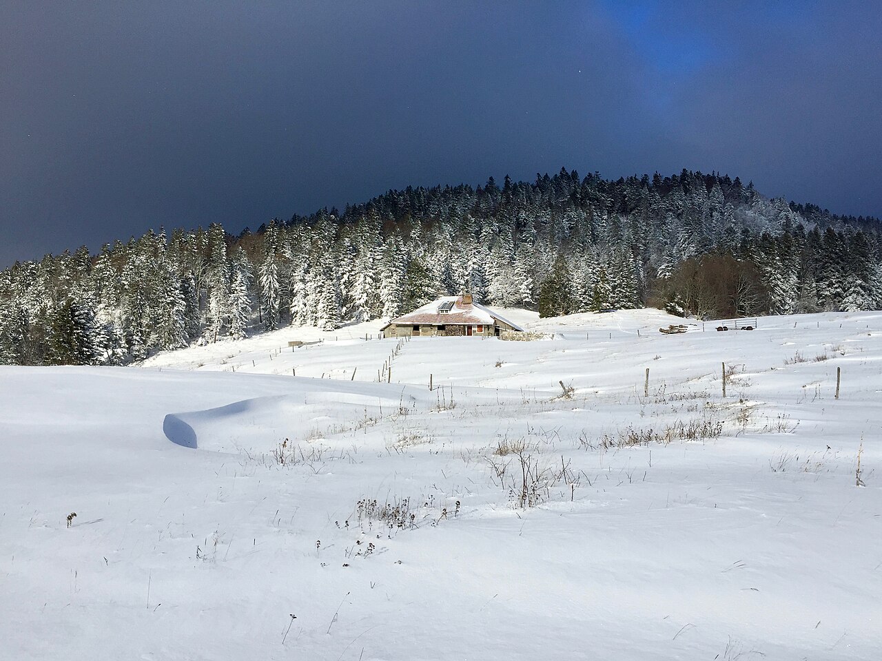 Le chalet en bois à la tombée de la nuit