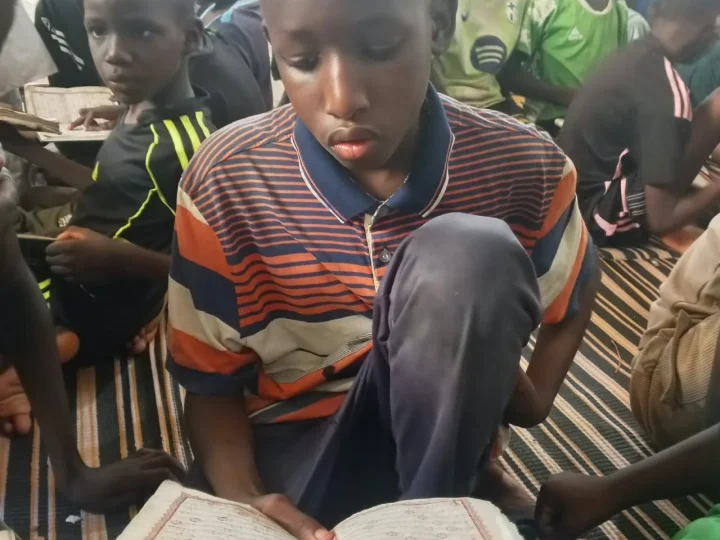 Un élève récite le Coran à l'école Omar ibn al-Khattâb