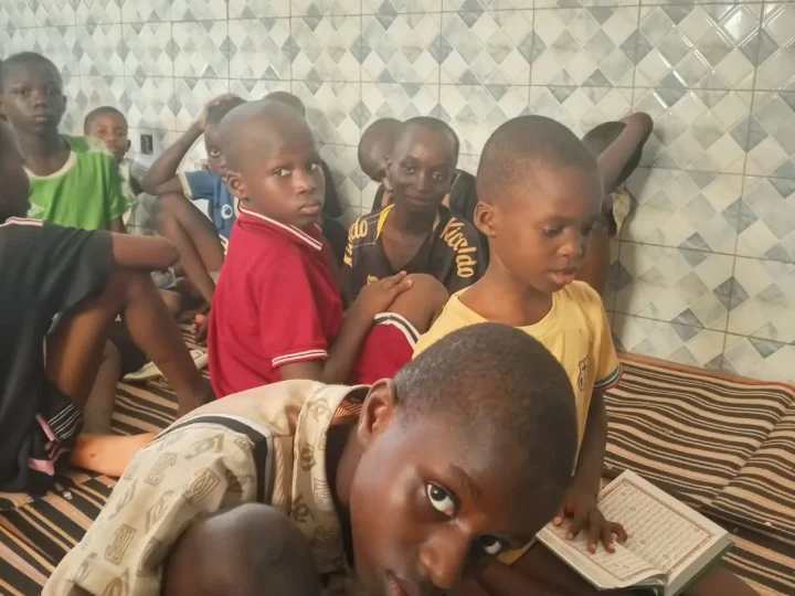 Des élèves de l'école Omar ibn al-Khattâb assis en classe